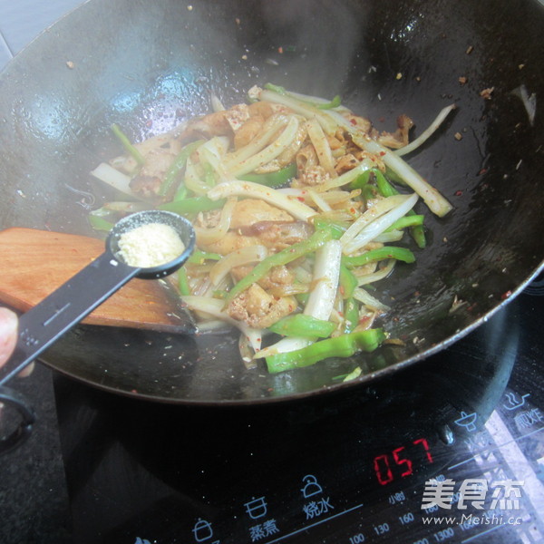 青椒腊肉油豆腐丝的做法步骤：11