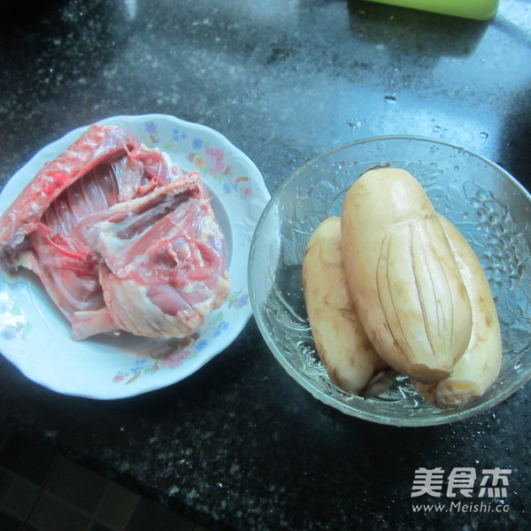 老鸭莲藕锅的做法步骤：1