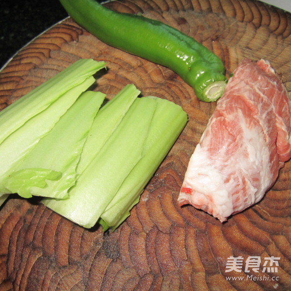 青白菜梗子炒肉的做法步骤：1