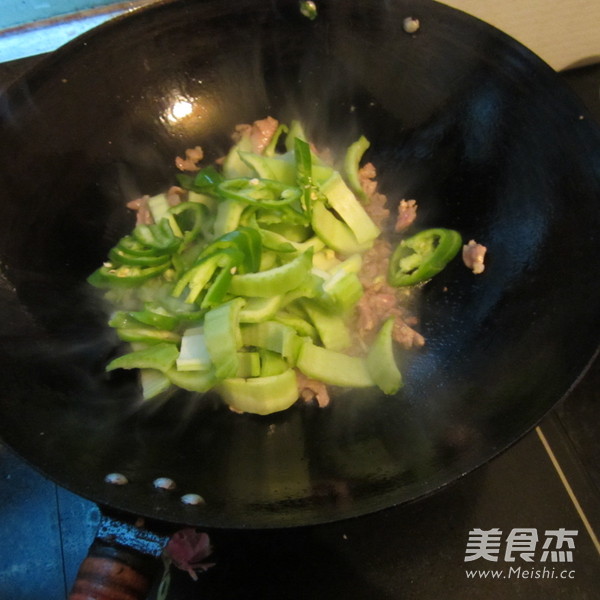 青白菜梗子炒肉的做法步骤：5