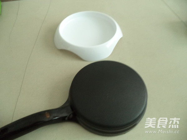 葱香鸡蛋饼的做法步骤:2
