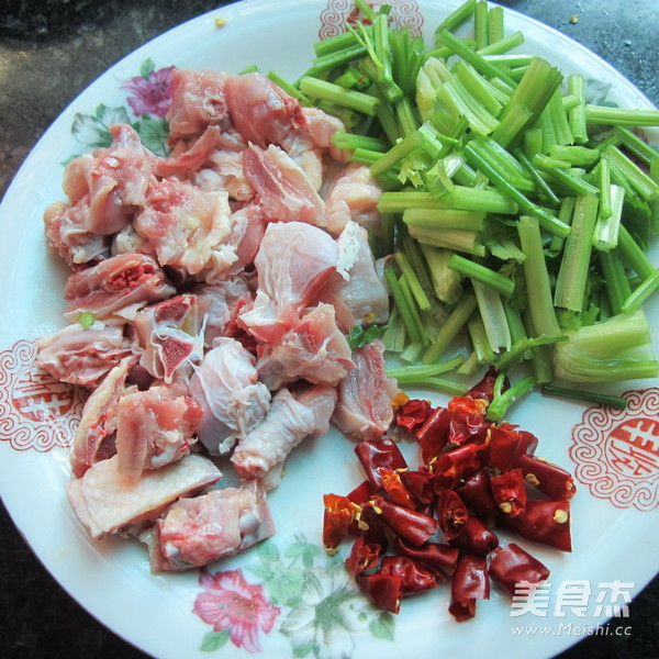 芹菜炒子鸭的做法步骤：1