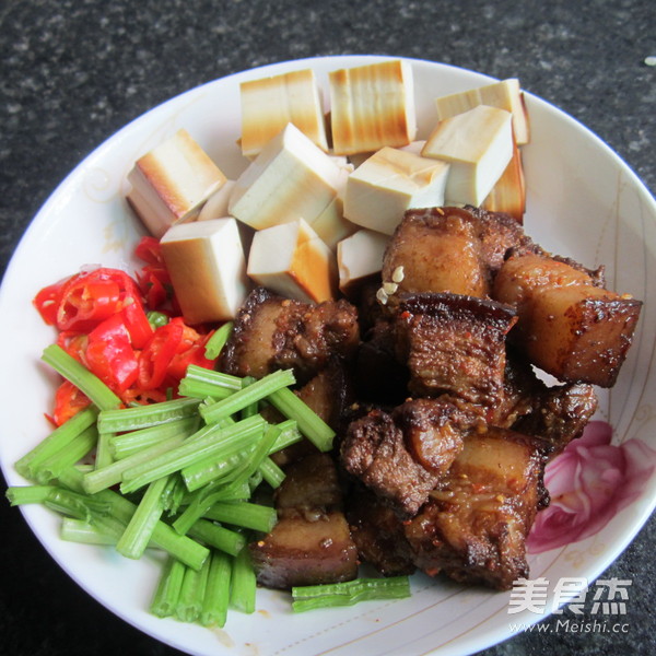 东坡肉烧豆腐的做法步骤：1