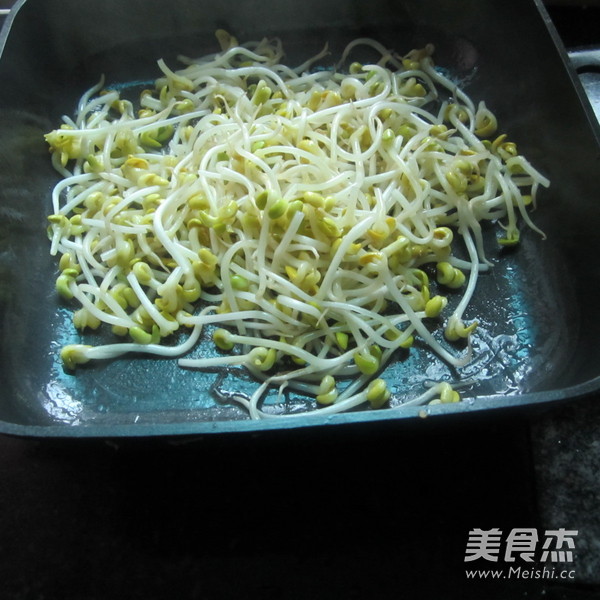 芹菜蛋皮豆腐丁的做法步骤：12