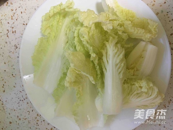 白菜片炒豆泡香菇的做法步骤：1