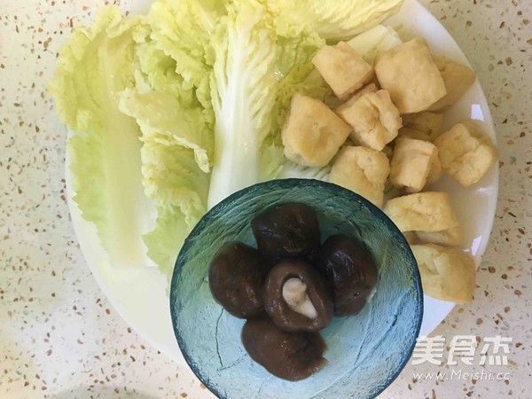 白菜片炒豆泡香菇的做法步骤：4