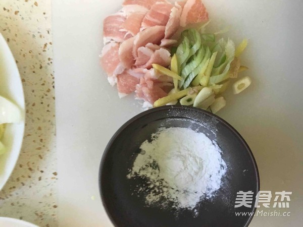 白菜片炒豆泡香菇的做法步骤：5