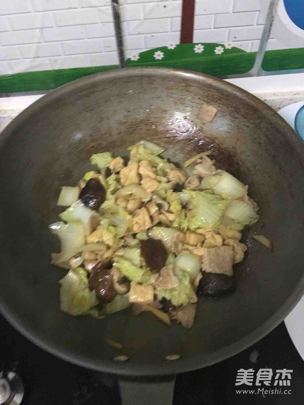 白菜片炒豆泡香菇的做法步骤：7