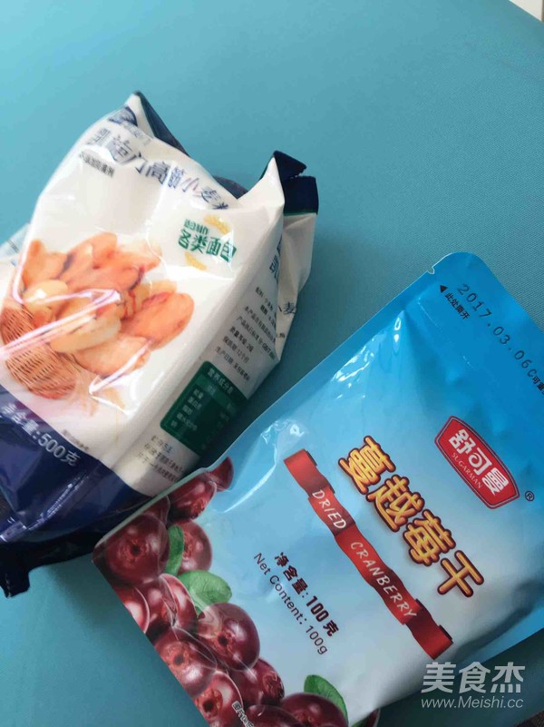 蔓越莓面包的做法步骤：2