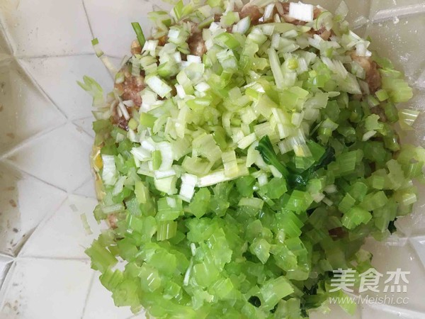 芹菜馅肉包子的做法步骤：6