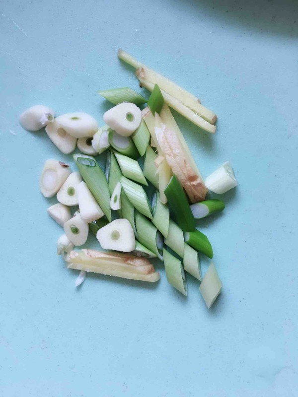 白菜片炒木耳的做法步骤：2