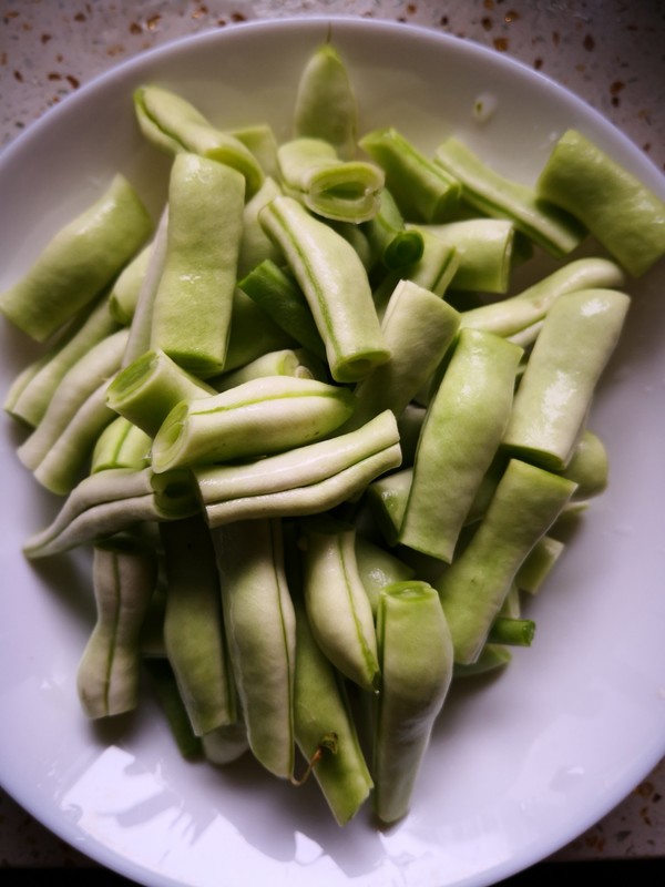 五花肉烧豆角的做法步骤：2