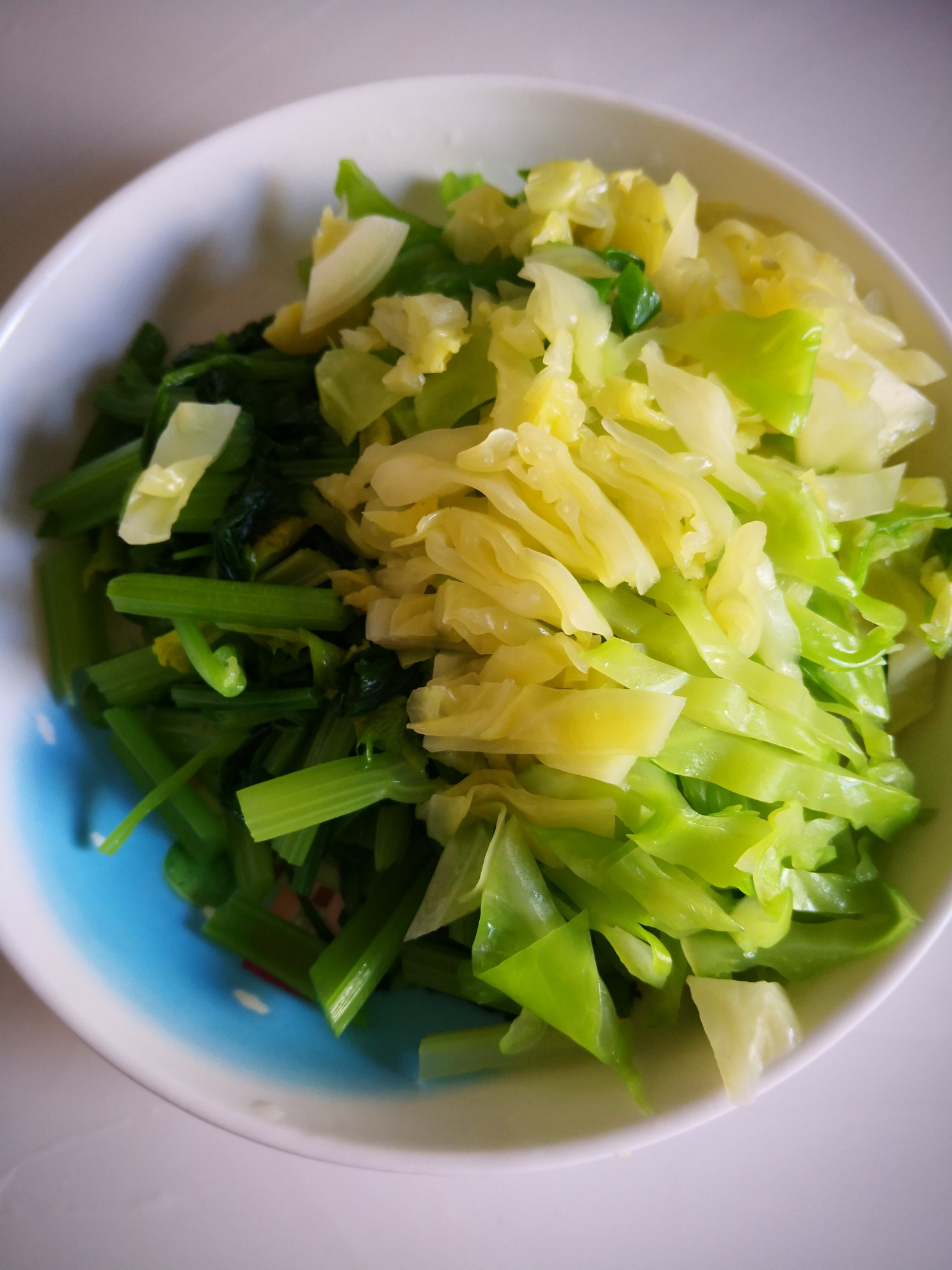 芹菜炒圆白菜的做法步骤：2