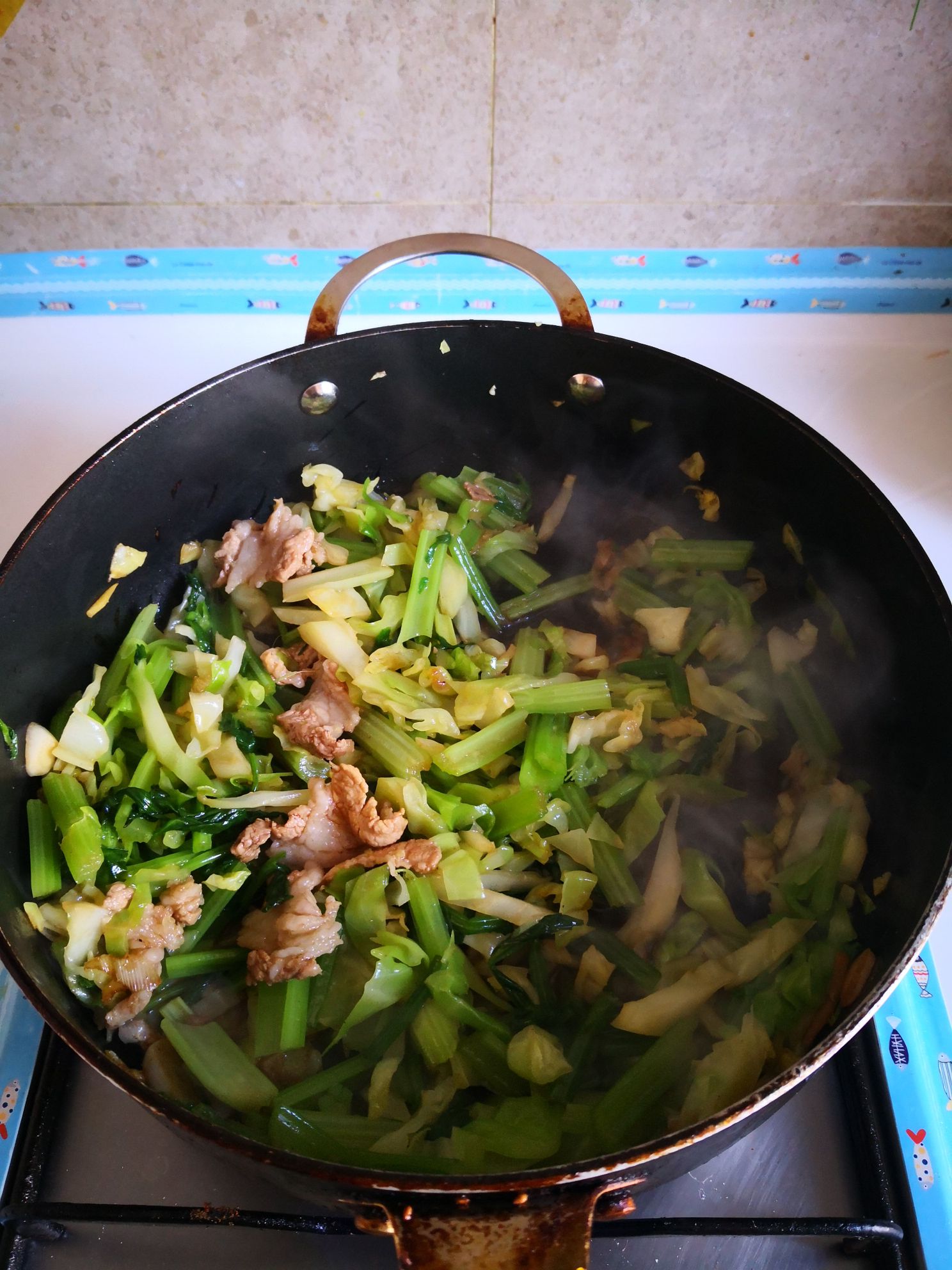 芹菜炒圆白菜的做法步骤：7
