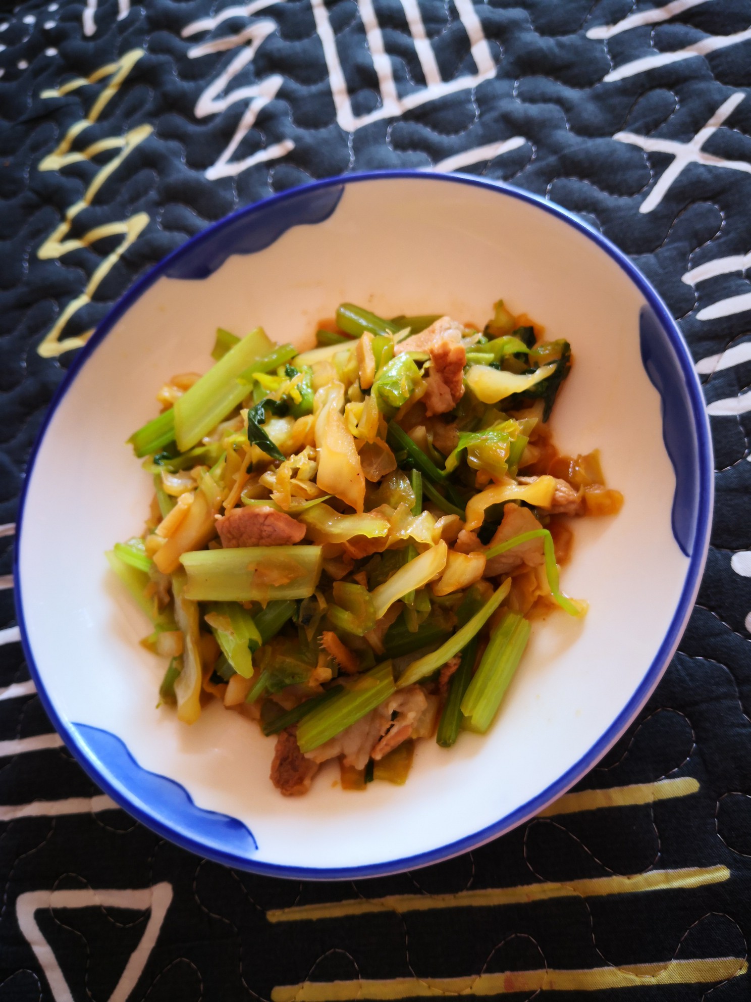 芹菜炒圆白菜的做法步骤：10
