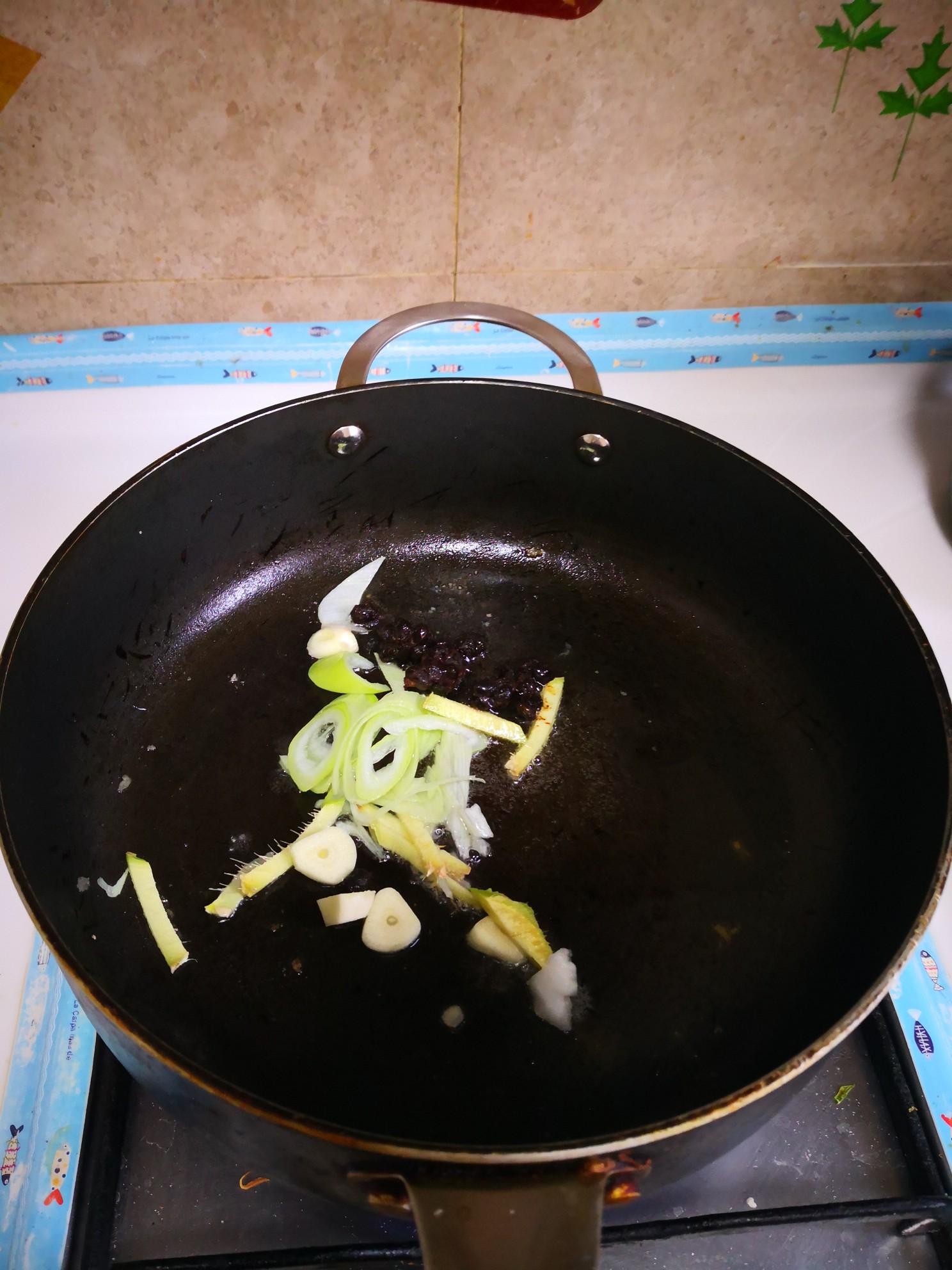 豆豉炒白菜片木耳的做法步骤：3