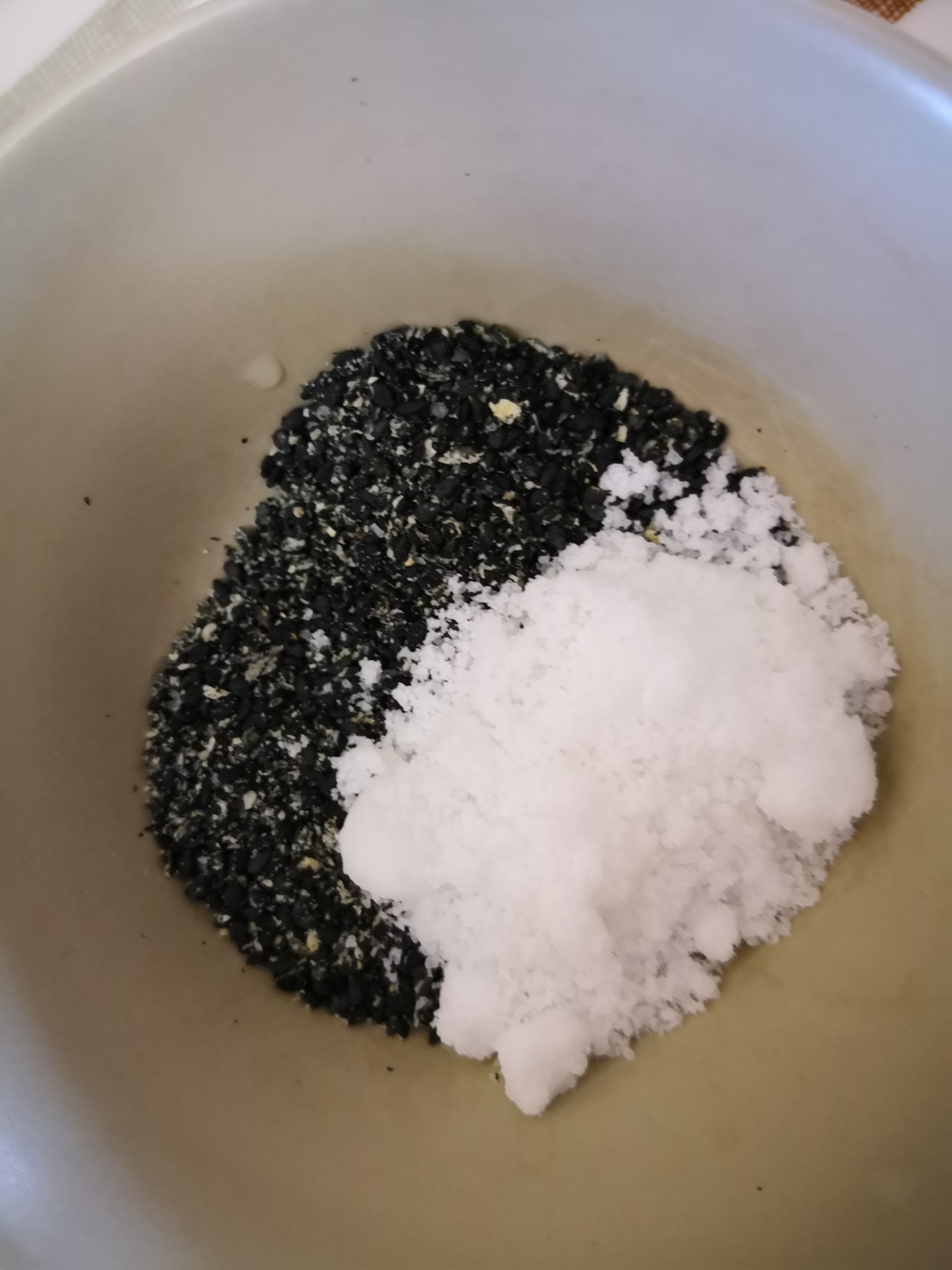 白糖黑芝麻包的做法步骤：1