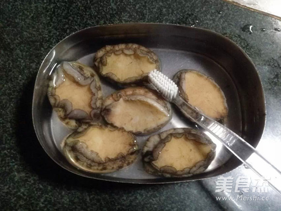 红烧鲍鱼的做法步骤：1