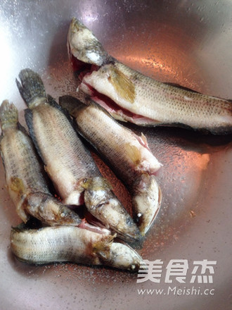 葛菜瘦肉煲生鱼汤的做法步骤:3