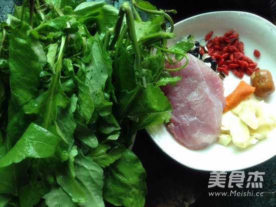 葛菜瘦肉煲生鱼汤的做法步骤：1