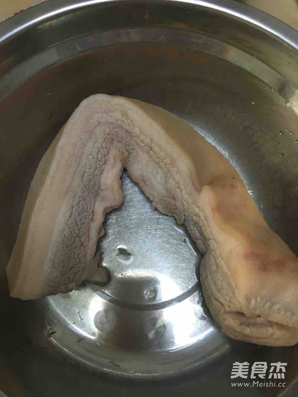 肥而不腻红烧肉的做法步骤：1
