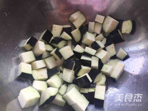 毛豆茄丁的做法步骤:2