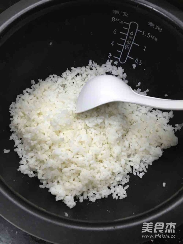 黄金培根蛋炒饭的做法步骤：1