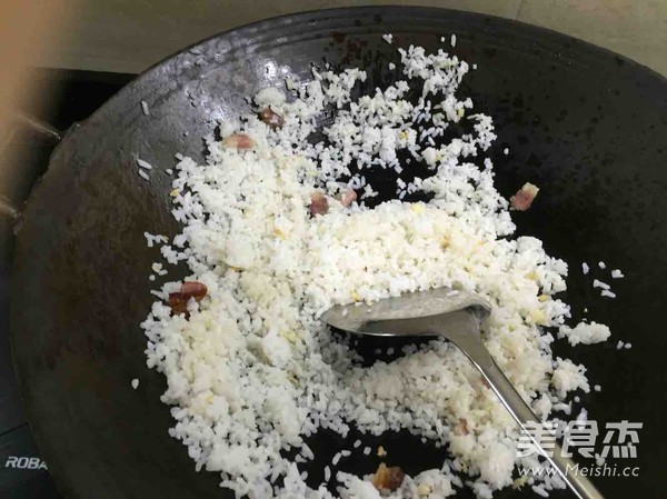 黄金培根蛋炒饭的做法步骤:5