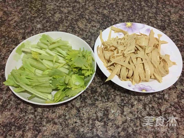 芹菜炒腐皮的做法步骤：2