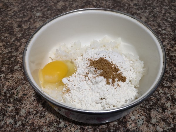 米饭饼的做法步骤：1