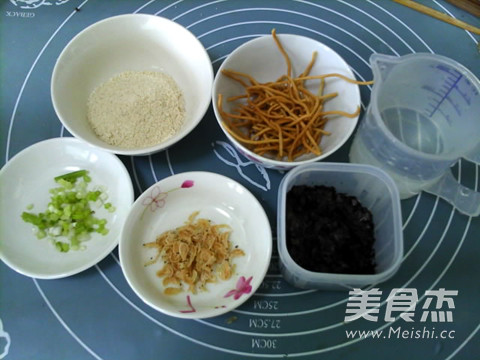 紫菜虾皮玉米粥的做法步骤：1