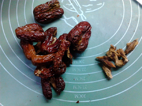 莲藕红枣牛骨汤的做法步骤:4
