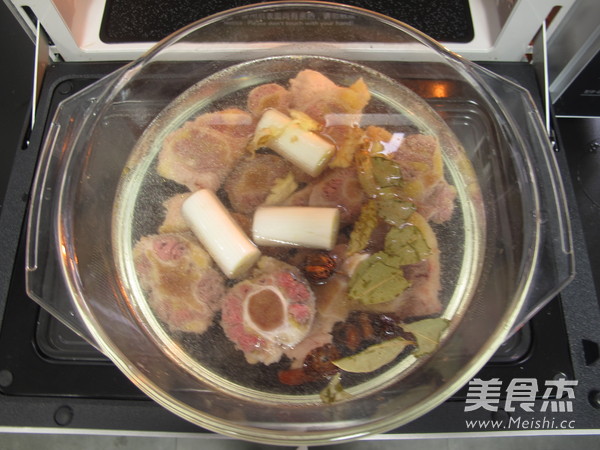 冬季来一碗暖暖的番茄黄豆焖牛尾的做法步骤:2