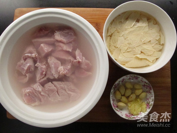 腐竹银杏瘦肉汤的做法步骤：1