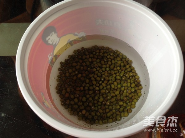 自发绿豆芽的做法步骤：2
