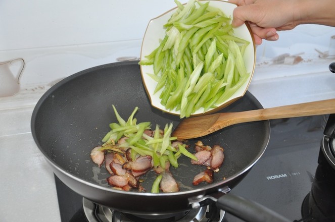 地方特色腊肉炒芹菜的做法步骤：5