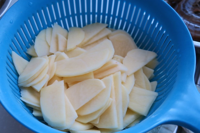 肉烧土豆片的做法步骤:2