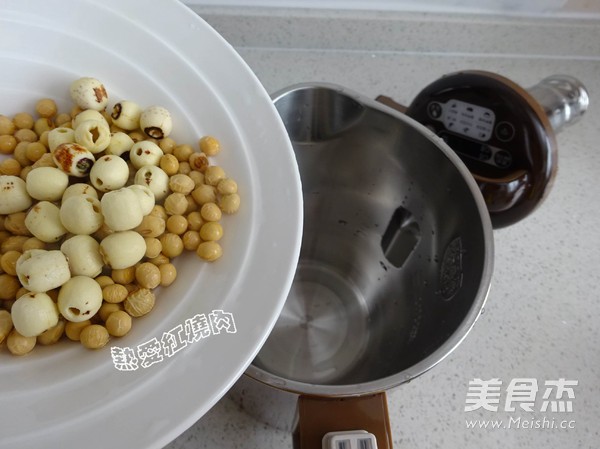 黄豆莲子豆浆的做法步骤：2