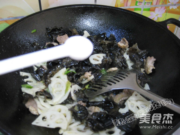 藕片炒木耳的做法步骤:7