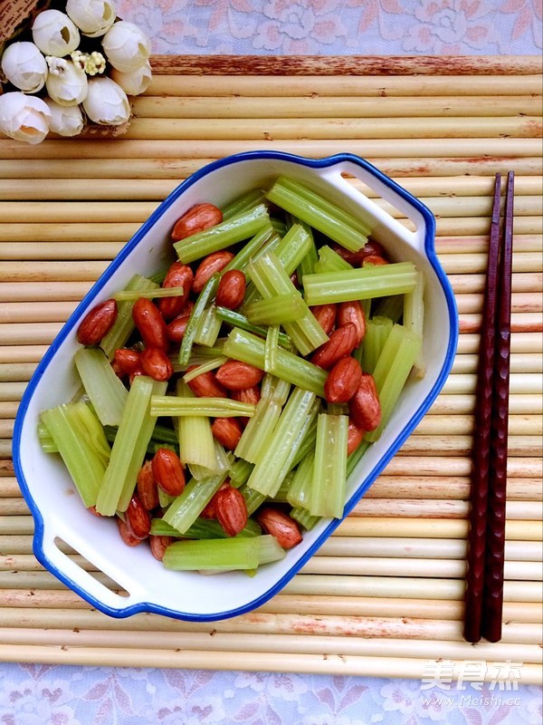 凉拌芹菜花生的做法步骤：9