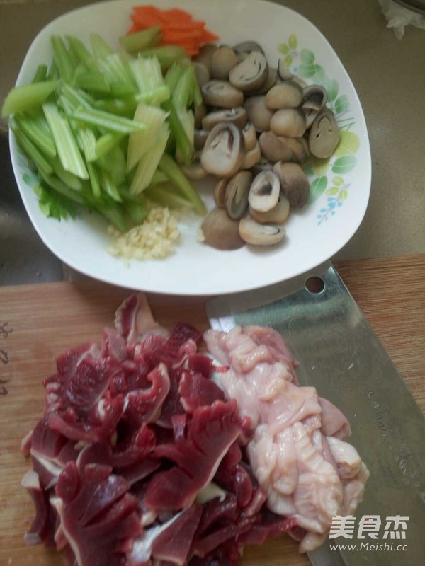 芹菜炒胗菇的做法步骤:3