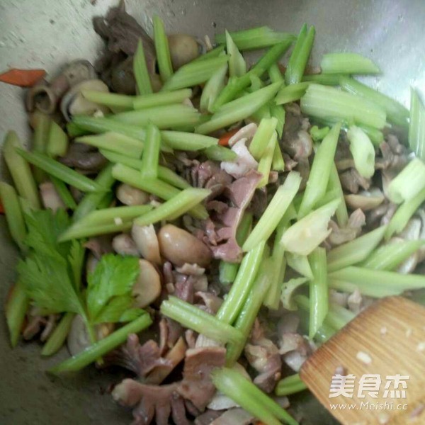 芹菜炒胗菇的做法步骤:6