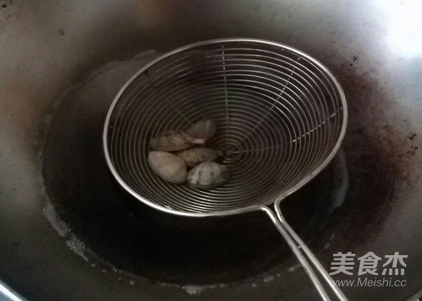 茄汁蛤蜊肉配芦笋的做法步骤：2