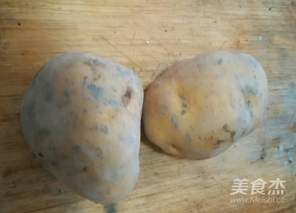 土豆红烧肉的做法步骤：2