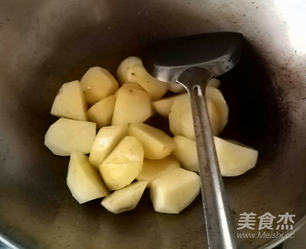 土豆红烧肉的做法步骤：3