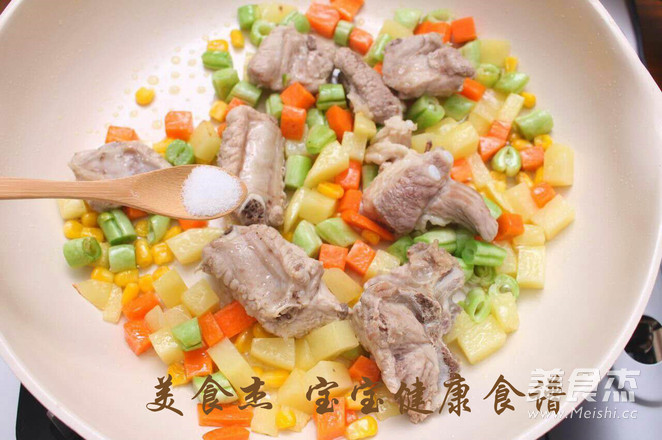 排骨时蔬焖饭  宝宝健康食谱的做法步骤：7