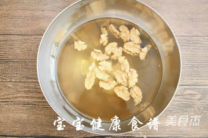 核桃蛋饼  宝宝健康食谱的做法步骤：2