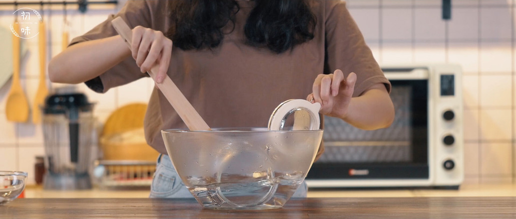 【初味日记】范爷同款百香果柠檬蜜的做法步骤：1