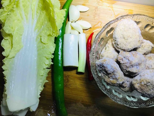 酸辣白菜丸子汤 窝心版的做法步骤：1