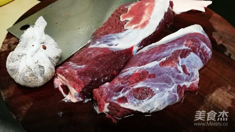 五香牛肉的做法步骤：1